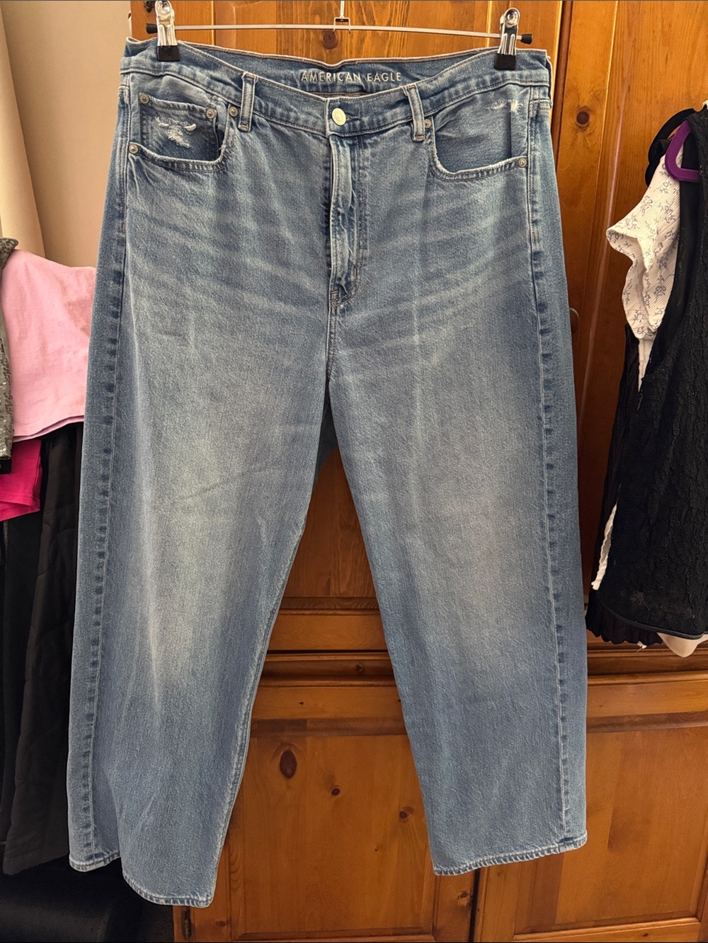 American Eagle Outfitters Women’s Strigid Light Blue Relaxed Straight Jeans